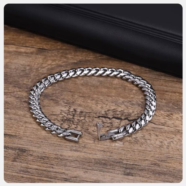 La Pulsera “Titanium Dominance” está diseñada para hombres que no buscan aprobación, sino respeto. Su estructura de cadena tipo cubana gruesa transmite una presencia imponente, sólida y segura, convirtiéndose en el accesorio perfecto para quienes quieren destacar sin decir una sola palabra.
