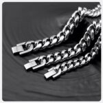 La Pulsera “Titanium Dominance” está diseñada para hombres que no buscan aprobación, sino respeto. Su estructura de cadena tipo cubana gruesa transmite una presencia imponente, sólida y segura, convirtiéndose en el accesorio perfecto para quienes quieren destacar sin decir una sola palabra.