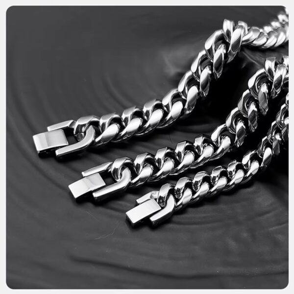 La Pulsera “Titanium Dominance” está diseñada para hombres que no buscan aprobación, sino respeto. Su estructura de cadena tipo cubana gruesa transmite una presencia imponente, sólida y segura, convirtiéndose en el accesorio perfecto para quienes quieren destacar sin decir una sola palabra.