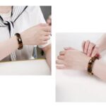El Brazalete Trascendental rompe con lo convencional: hemos sustituido las esferas comunes por un diseño de bloques rectangulares pulidos, creando una estructura arquitectónica que proyecta una imagen de solidez, orden y sofisticación absoluta.