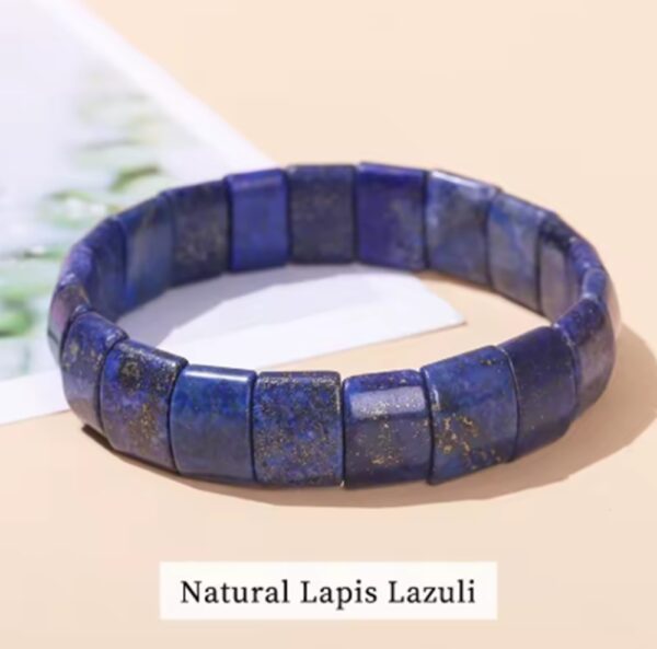 El Brazalete Trascendental rompe con lo convencional: hemos sustituido las esferas comunes por un diseño de bloques rectangulares pulidos, creando una estructura arquitectónica que proyecta una imagen de solidez, orden y sofisticación absoluta.