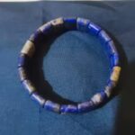 El Brazalete Trascendental rompe con lo convencional: hemos sustituido las esferas comunes por un diseño de bloques rectangulares pulidos, creando una estructura arquitectónica que proyecta una imagen de solidez, orden y sofisticación absoluta.