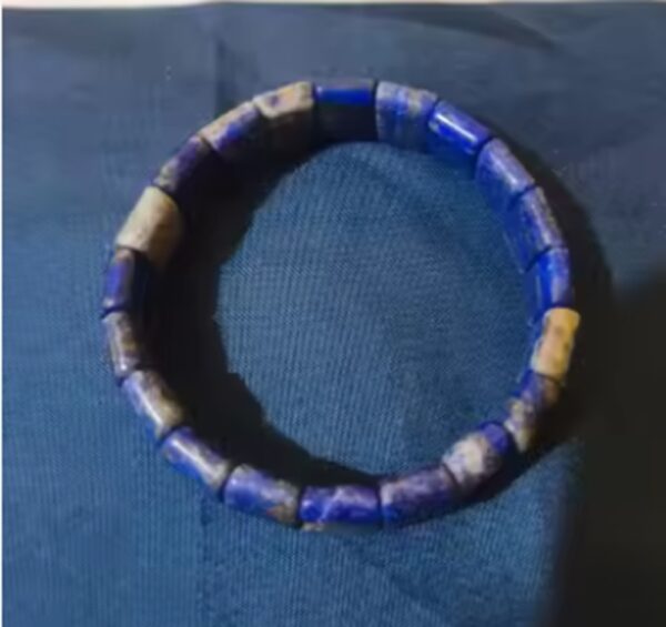 El Brazalete Trascendental rompe con lo convencional: hemos sustituido las esferas comunes por un diseño de bloques rectangulares pulidos, creando una estructura arquitectónica que proyecta una imagen de solidez, orden y sofisticación absoluta.