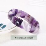 El Brazalete Trascendental rompe con lo convencional: hemos sustituido las esferas comunes por un diseño de bloques rectangulares pulidos, creando una estructura arquitectónica que proyecta una imagen de solidez, orden y sofisticación absoluta.