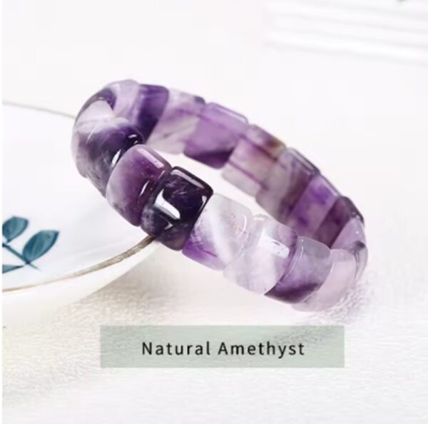 El Brazalete Trascendental rompe con lo convencional: hemos sustituido las esferas comunes por un diseño de bloques rectangulares pulidos, creando una estructura arquitectónica que proyecta una imagen de solidez, orden y sofisticación absoluta.