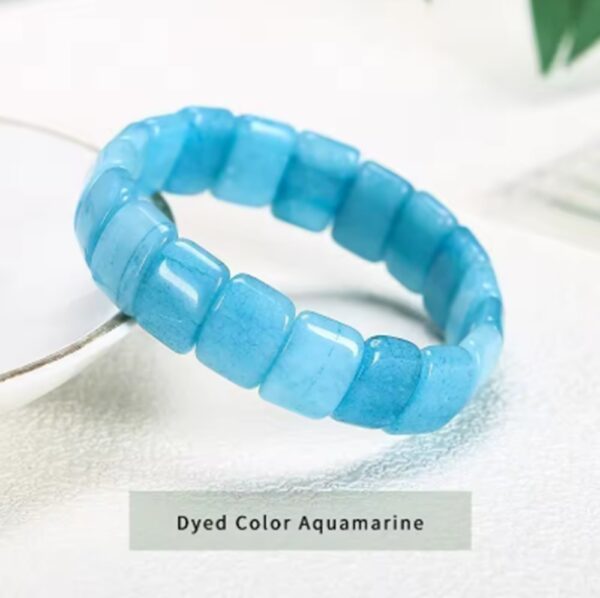 El Brazalete Trascendental rompe con lo convencional: hemos sustituido las esferas comunes por un diseño de bloques rectangulares pulidos, creando una estructura arquitectónica que proyecta una imagen de solidez, orden y sofisticación absoluta.