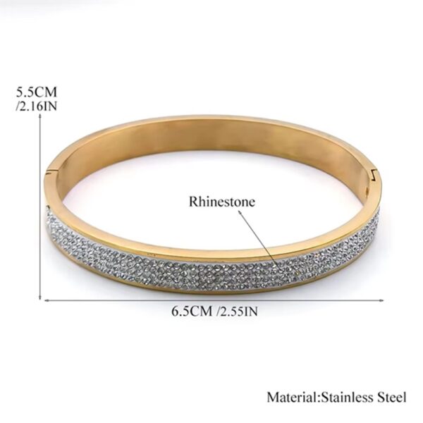 Inspirado en el lujo de la alta joyería, este brazalete combina la fuerza del acero inoxidable con un pavé de micro-cristales que capturan la luz desde cualquier ángulo, creando un efecto hipnótico que parece sacado de una constelación.