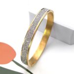 Inspirado en el lujo de la alta joyería, este brazalete combina la fuerza del acero inoxidable con un pavé de micro-cristales que capturan la luz desde cualquier ángulo, creando un efecto hipnótico que parece sacado de una constelación.