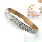 Inspirado en el lujo de la alta joyería, este brazalete combina la fuerza del acero inoxidable con un pavé de micro-cristales que capturan la luz desde cualquier ángulo, creando un efecto hipnótico que parece sacado de una constelación.