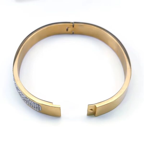 Inspirado en el lujo de la alta joyería, este brazalete combina la fuerza del acero inoxidable con un pavé de micro-cristales que capturan la luz desde cualquier ángulo, creando un efecto hipnótico que parece sacado de una constelación.