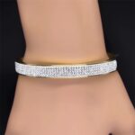 Inspirado en el lujo de la alta joyería, este brazalete combina la fuerza del acero inoxidable con un pavé de micro-cristales que capturan la luz desde cualquier ángulo, creando un efecto hipnótico que parece sacado de una constelación.