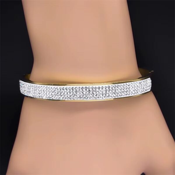 Inspirado en el lujo de la alta joyería, este brazalete combina la fuerza del acero inoxidable con un pavé de micro-cristales que capturan la luz desde cualquier ángulo, creando un efecto hipnótico que parece sacado de una constelación.