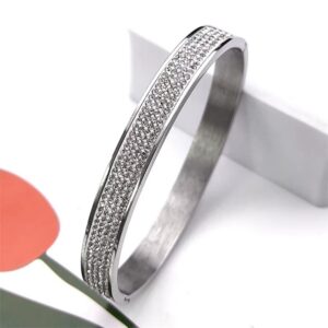 Brazalete acero inoxidable y cristal6 Inspirado en el lujo de la alta joyería, este brazalete combina la fuerza del acero inoxidable con un pavé de micro-cristales que capturan la luz desde cualquier ángulo, creando un efecto hipnótico que parece sacado de una constelación.