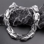 Si buscas un accesorio que transmita fuerza, carácter y elegancia, esta pulsera es para ti. Diseñada para quienes no pasan desapercibidos, esta pieza combina un estilo moderno con acabados de alto nivel que elevan cualquier outfit al siguiente nivel.