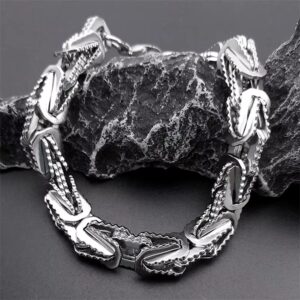 Si buscas un accesorio que transmita fuerza, carácter y elegancia, esta pulsera es para ti. Diseñada para quienes no pasan desapercibidos, esta pieza combina un estilo moderno con acabados de alto nivel que elevan cualquier outfit al siguiente nivel.