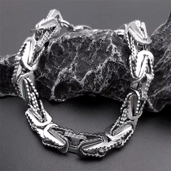 Si buscas un accesorio que transmita fuerza, carácter y elegancia, esta pulsera es para ti. Diseñada para quienes no pasan desapercibidos, esta pieza combina un estilo moderno con acabados de alto nivel que elevan cualquier outfit al siguiente nivel.