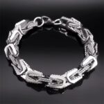 Si buscas un accesorio que transmita fuerza, carácter y elegancia, esta pulsera es para ti. Diseñada para quienes no pasan desapercibidos, esta pieza combina un estilo moderno con acabados de alto nivel que elevan cualquier outfit al siguiente nivel.