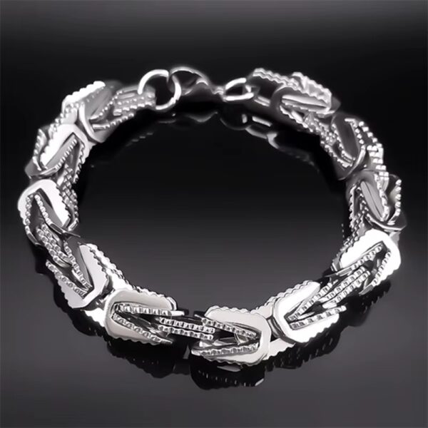 Si buscas un accesorio que transmita fuerza, carácter y elegancia, esta pulsera es para ti. Diseñada para quienes no pasan desapercibidos, esta pieza combina un estilo moderno con acabados de alto nivel que elevan cualquier outfit al siguiente nivel.