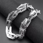 Si buscas un accesorio que transmita fuerza, carácter y elegancia, esta pulsera es para ti. Diseñada para quienes no pasan desapercibidos, esta pieza combina un estilo moderno con acabados de alto nivel que elevan cualquier outfit al siguiente nivel.