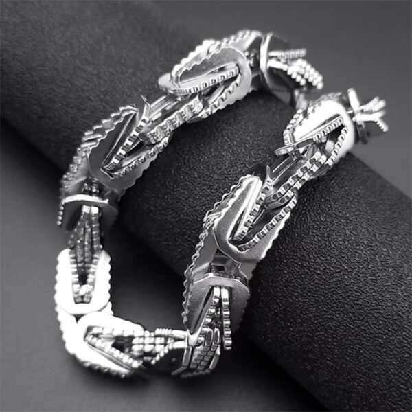 Si buscas un accesorio que transmita fuerza, carácter y elegancia, esta pulsera es para ti. Diseñada para quienes no pasan desapercibidos, esta pieza combina un estilo moderno con acabados de alto nivel que elevan cualquier outfit al siguiente nivel.