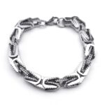Si buscas un accesorio que transmita fuerza, carácter y elegancia, esta pulsera es para ti. Diseñada para quienes no pasan desapercibidos, esta pieza combina un estilo moderno con acabados de alto nivel que elevan cualquier outfit al siguiente nivel.