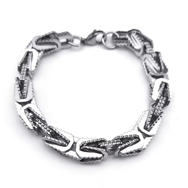Si buscas un accesorio que transmita fuerza, carácter y elegancia, esta pulsera es para ti. Diseñada para quienes no pasan desapercibidos, esta pieza combina un estilo moderno con acabados de alto nivel que elevan cualquier outfit al siguiente nivel.