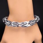 Si buscas un accesorio que transmita fuerza, carácter y elegancia, esta pulsera es para ti. Diseñada para quienes no pasan desapercibidos, esta pieza combina un estilo moderno con acabados de alto nivel que elevan cualquier outfit al siguiente nivel.