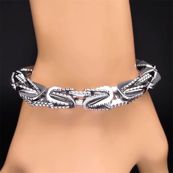 Si buscas un accesorio que transmita fuerza, carácter y elegancia, esta pulsera es para ti. Diseñada para quienes no pasan desapercibidos, esta pieza combina un estilo moderno con acabados de alto nivel que elevan cualquier outfit al siguiente nivel.