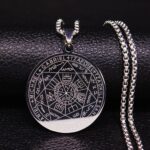 El medallón está inspirado en el sello protector asociado a los siete arcángeles, una simbología espiritual vinculada a figuras como Arcángel Miguel, Arcángel Gabriel, Arcángel Rafael, Arcángel Uriel, Arcángel Chamuel, Arcángel Jofiel y Arcángel Zadquiel.