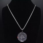 El medallón está inspirado en el sello protector asociado a los siete arcángeles, una simbología espiritual vinculada a figuras como Arcángel Miguel, Arcángel Gabriel, Arcángel Rafael, Arcángel Uriel, Arcángel Chamuel, Arcángel Jofiel y Arcángel Zadquiel.
