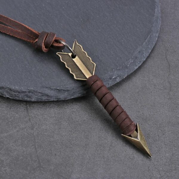 El Collar Flecha Legend simboliza dirección, determinación y espíritu aventurero. Su diseño con punta de flecha metálica y cordón de cuero estilo vintage crea un accesorio masculino con carácter, perfecto para quienes tienen una personalidad fuerte y un estilo auténtico.