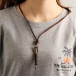 El Collar Flecha Legend simboliza dirección, determinación y espíritu aventurero. Su diseño con punta de flecha metálica y cordón de cuero estilo vintage crea un accesorio masculino con carácter, perfecto para quienes tienen una personalidad fuerte y un estilo auténtico.
