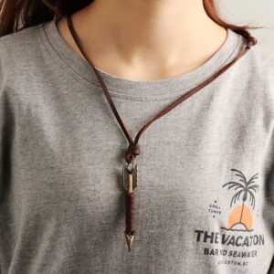 COLLAR CUERO FLECHA 10 El Collar Flecha Legend simboliza dirección, determinación y espíritu aventurero. Su diseño con punta de flecha metálica y cordón de cuero estilo vintage crea un accesorio masculino con carácter, perfecto para quienes tienen una personalidad fuerte y un estilo auténtico.