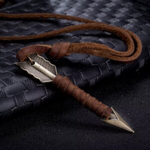 El Collar Flecha Legend simboliza dirección, determinación y espíritu aventurero. Su diseño con punta de flecha metálica y cordón de cuero estilo vintage crea un accesorio masculino con carácter, perfecto para quienes tienen una personalidad fuerte y un estilo auténtico.