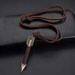 El Collar Flecha Legend simboliza dirección, determinación y espíritu aventurero. Su diseño con punta de flecha metálica y cordón de cuero estilo vintage crea un accesorio masculino con carácter, perfecto para quienes tienen una personalidad fuerte y un estilo auténtico.