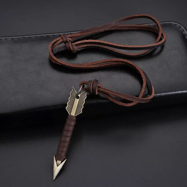 El Collar Flecha Legend simboliza dirección, determinación y espíritu aventurero. Su diseño con punta de flecha metálica y cordón de cuero estilo vintage crea un accesorio masculino con carácter, perfecto para quienes tienen una personalidad fuerte y un estilo auténtico.