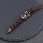 El Collar Flecha Legend simboliza dirección, determinación y espíritu aventurero. Su diseño con punta de flecha metálica y cordón de cuero estilo vintage crea un accesorio masculino con carácter, perfecto para quienes tienen una personalidad fuerte y un estilo auténtico.