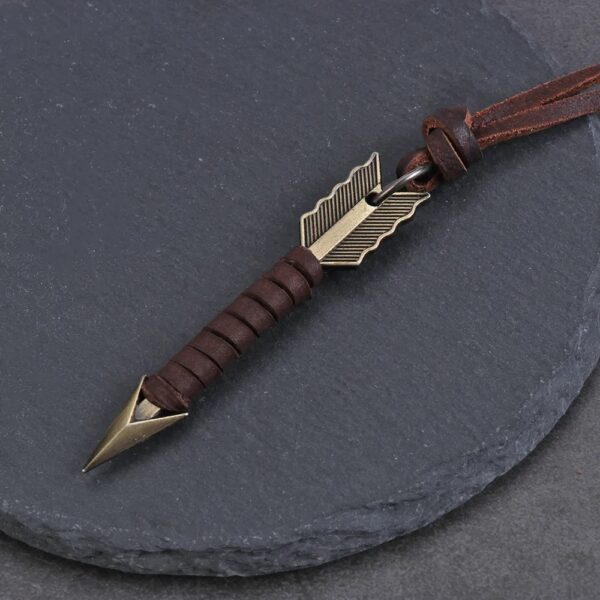 El Collar Flecha Legend simboliza dirección, determinación y espíritu aventurero. Su diseño con punta de flecha metálica y cordón de cuero estilo vintage crea un accesorio masculino con carácter, perfecto para quienes tienen una personalidad fuerte y un estilo auténtico.