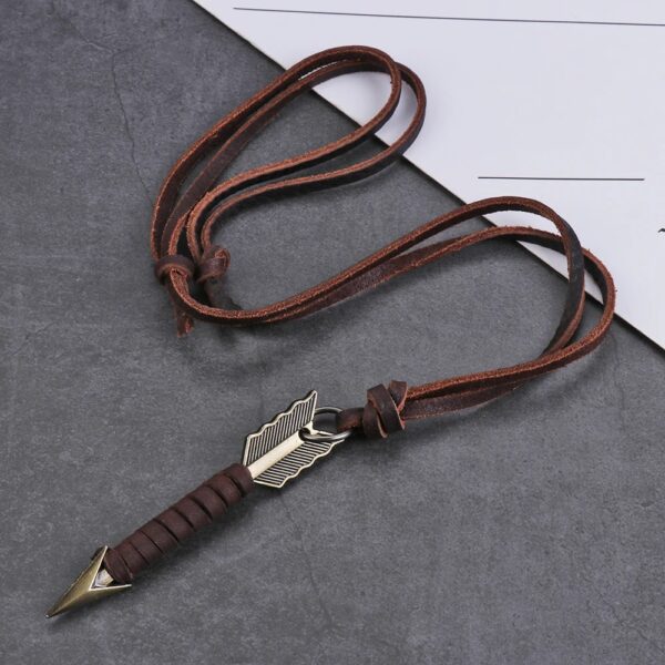 El Collar Flecha Legend simboliza dirección, determinación y espíritu aventurero. Su diseño con punta de flecha metálica y cordón de cuero estilo vintage crea un accesorio masculino con carácter, perfecto para quienes tienen una personalidad fuerte y un estilo auténtico.