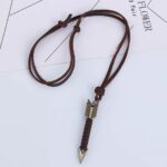 El Collar Flecha Legend simboliza dirección, determinación y espíritu aventurero. Su diseño con punta de flecha metálica y cordón de cuero estilo vintage crea un accesorio masculino con carácter, perfecto para quienes tienen una personalidad fuerte y un estilo auténtico.