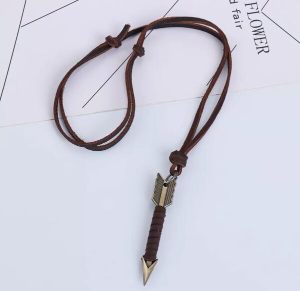 El Collar Flecha Legend simboliza dirección, determinación y espíritu aventurero. Su diseño con punta de flecha metálica y cordón de cuero estilo vintage crea un accesorio masculino con carácter, perfecto para quienes tienen una personalidad fuerte y un estilo auténtico.