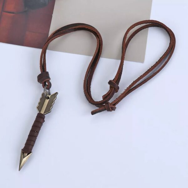El Collar Flecha Legend simboliza dirección, determinación y espíritu aventurero. Su diseño con punta de flecha metálica y cordón de cuero estilo vintage crea un accesorio masculino con carácter, perfecto para quienes tienen una personalidad fuerte y un estilo auténtico.