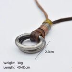 El Collar Legado Vintage es mucho más que un simple accesorio. Su diseño con doble argolla metálica