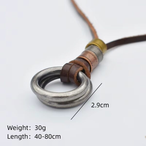 El Collar Legado Vintage es mucho más que un simple accesorio. Su diseño con doble argolla metálica