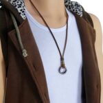 El Collar Legado Vintage es mucho más que un simple accesorio. Su diseño con doble argolla metálica