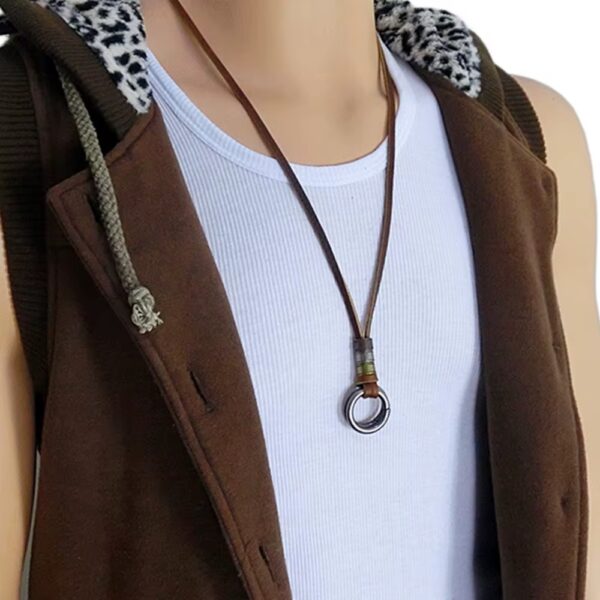 El Collar Legado Vintage es mucho más que un simple accesorio. Su diseño con doble argolla metálica