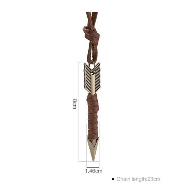 El Collar Flecha Legend simboliza dirección, determinación y espíritu aventurero. Su diseño con punta de flecha metálica y cordón de cuero estilo vintage crea un accesorio masculino con carácter, perfecto para quienes tienen una personalidad fuerte y un estilo auténtico.