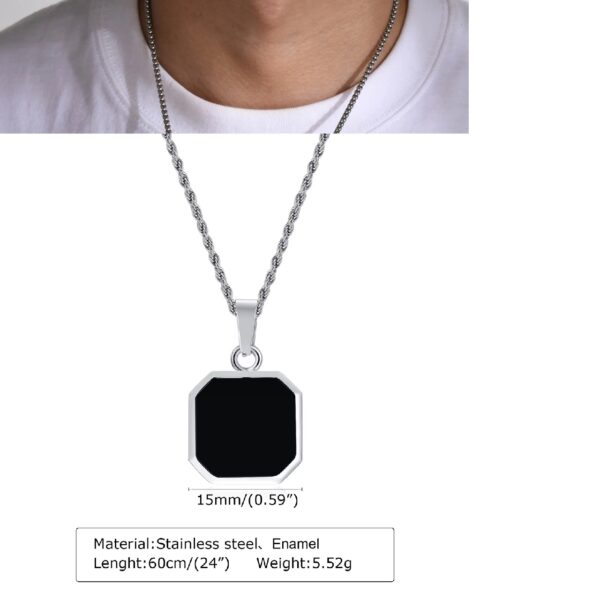El Collar Imperio Black Steel está diseñado para hombres que entienden que los pequeños detalles crean una gran presencia. Su diseño geométrico negro transmite misterio, elegancia y poder