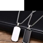 Este Collar de Acero Inoxidable con Dije Negro Geométrico está diseñado para quienes quieren destacar con un estilo moderno, elegante y masculino