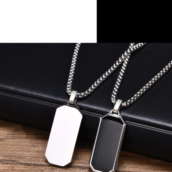 Este Collar de Acero Inoxidable con Dije Negro Geométrico está diseñado para quienes quieren destacar con un estilo moderno, elegante y masculino